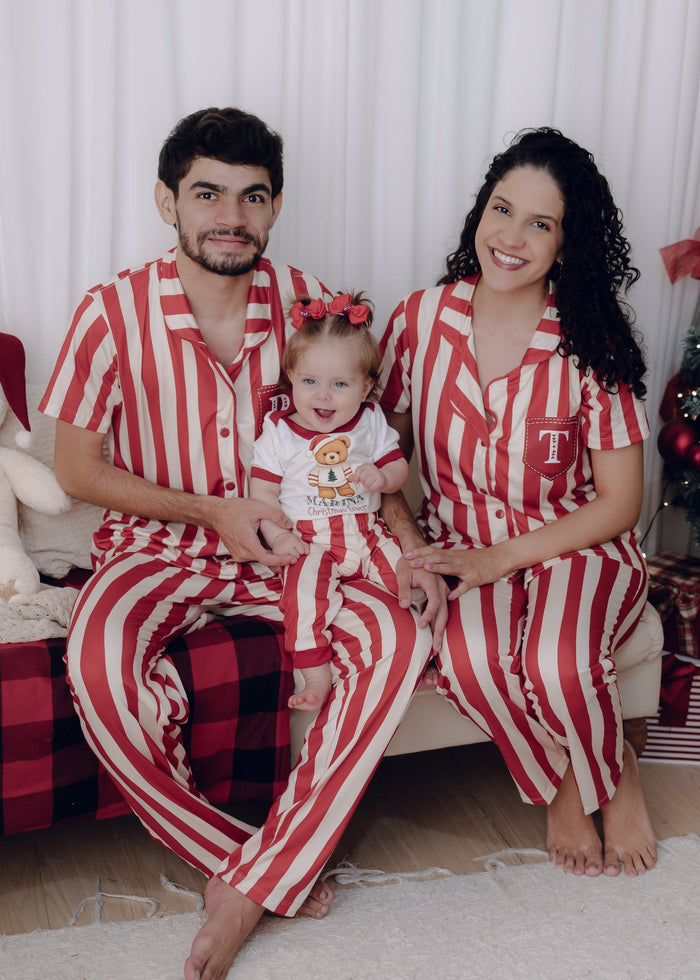 Casal e bebê com pijamas listrados