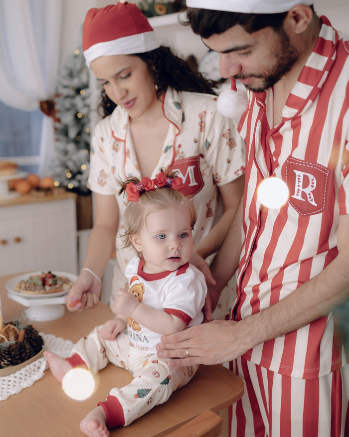 Casal com bebê, pijamas de listras e ursinho