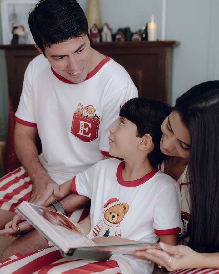 Pai lendo um livro com o filho