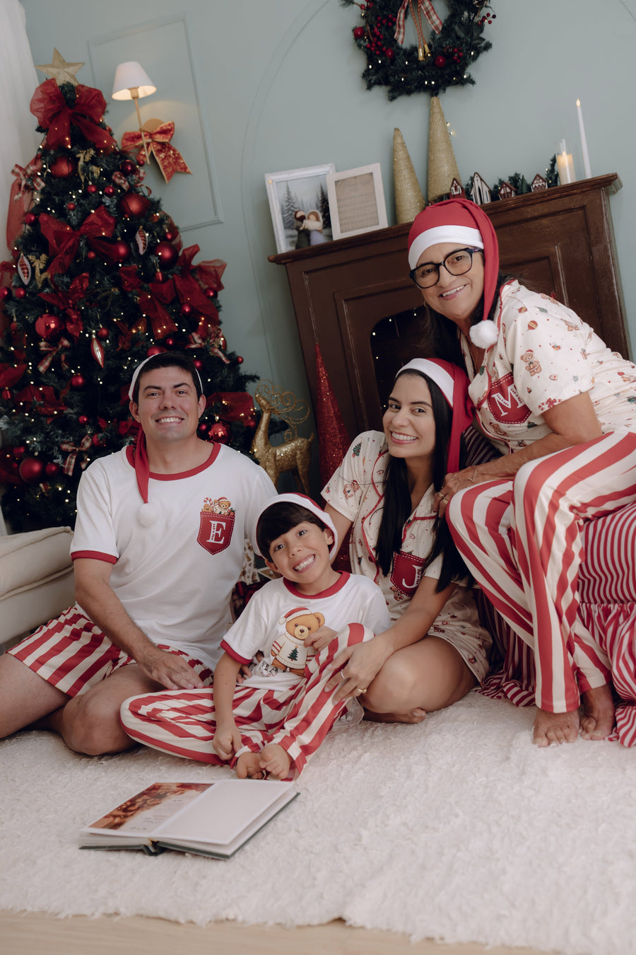 Família reunida no chão da sala, de pijama, montando um jogo