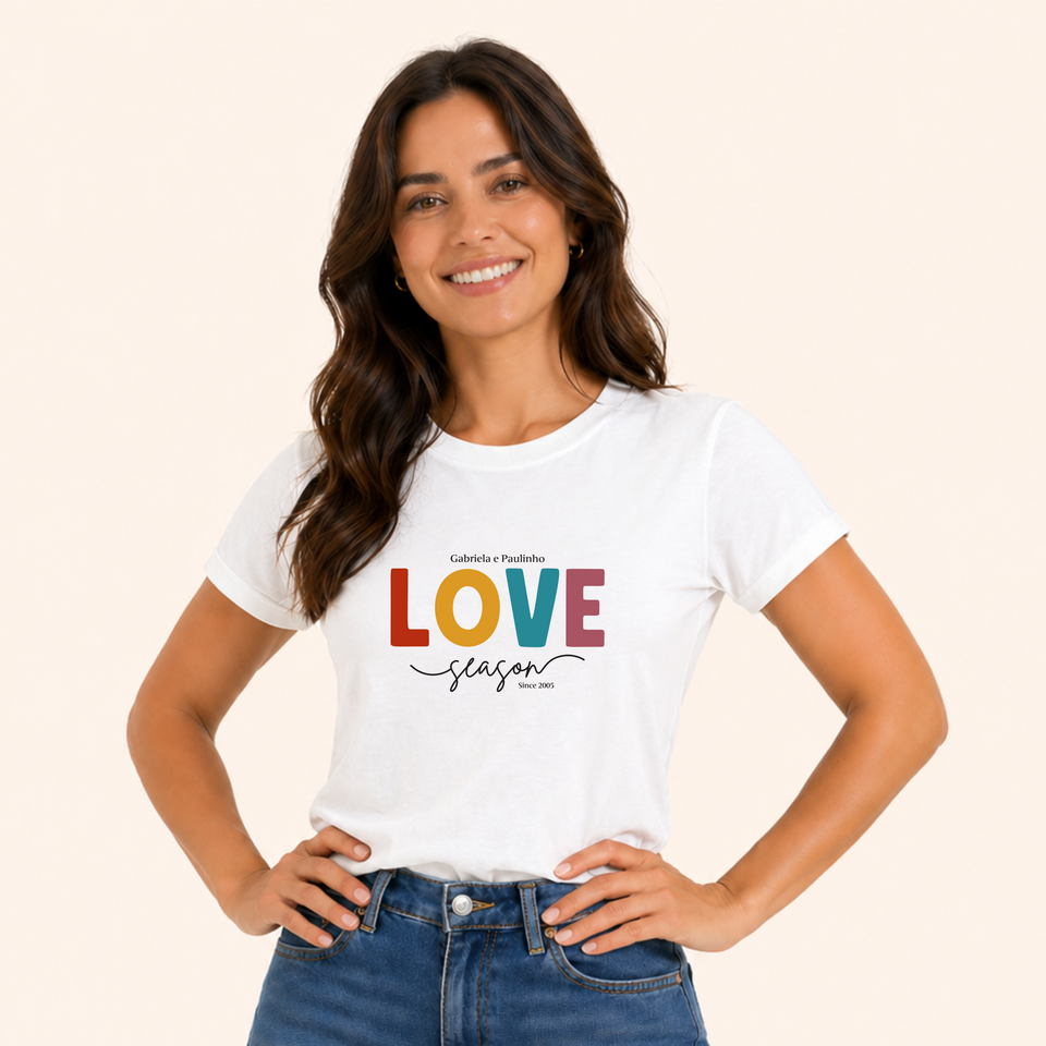 KIT Love Season – 2 Camisas Premium + Álbum de Figurinhas | Dia dos Namorados