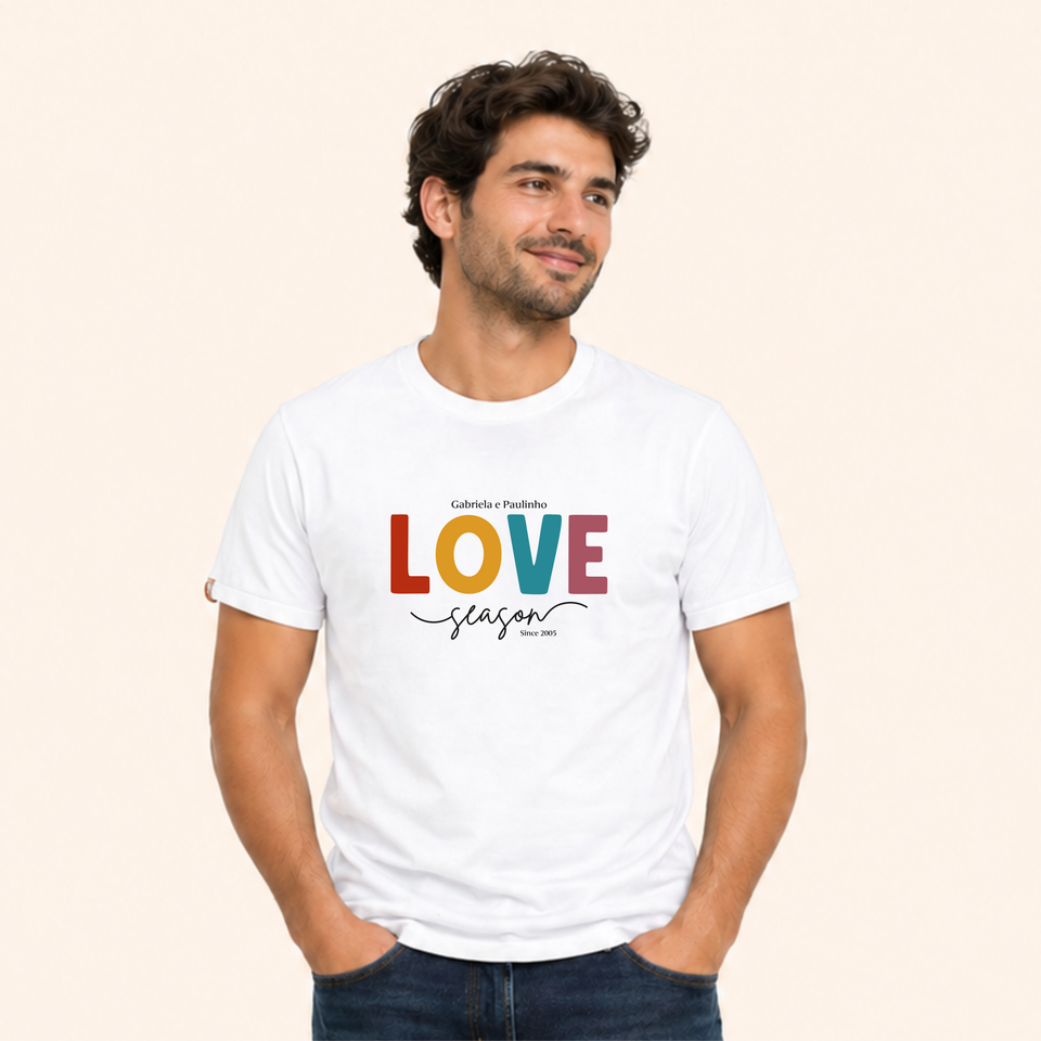 KIT Love Season – 2 Camisas Premium + Álbum de Figurinhas | Dia dos Namorados