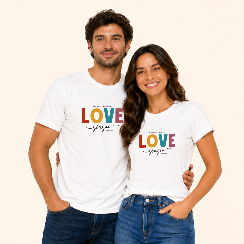 KIT Love Season – 2 Camisas Premium + Álbum de Figurinhas | Dia dos Namorados