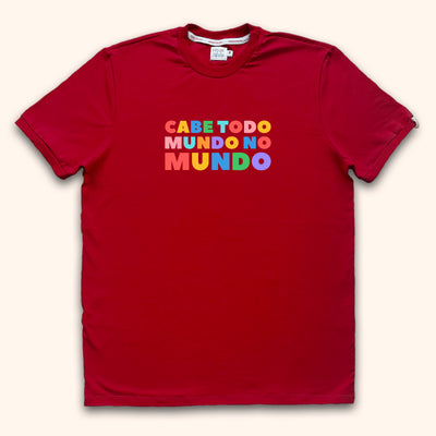 Camisa Adulto Cabe Todo Mundo no Mundo (Vermelho)