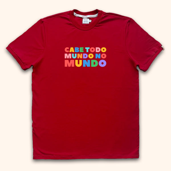 Camisa Adulto Cabe Todo Mundo no Mundo (Vermelho)