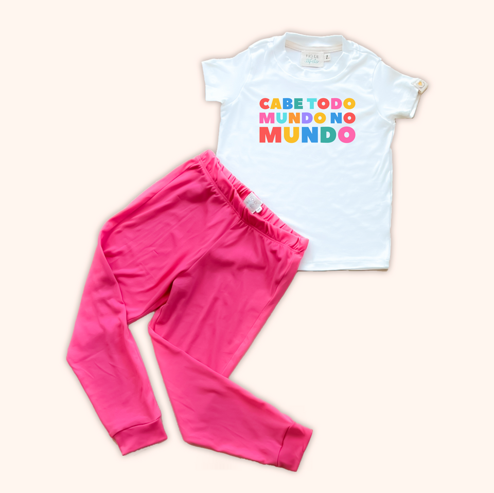 Pijama Infantil (Rosa) - Cabe Todo Mundo no Mundo