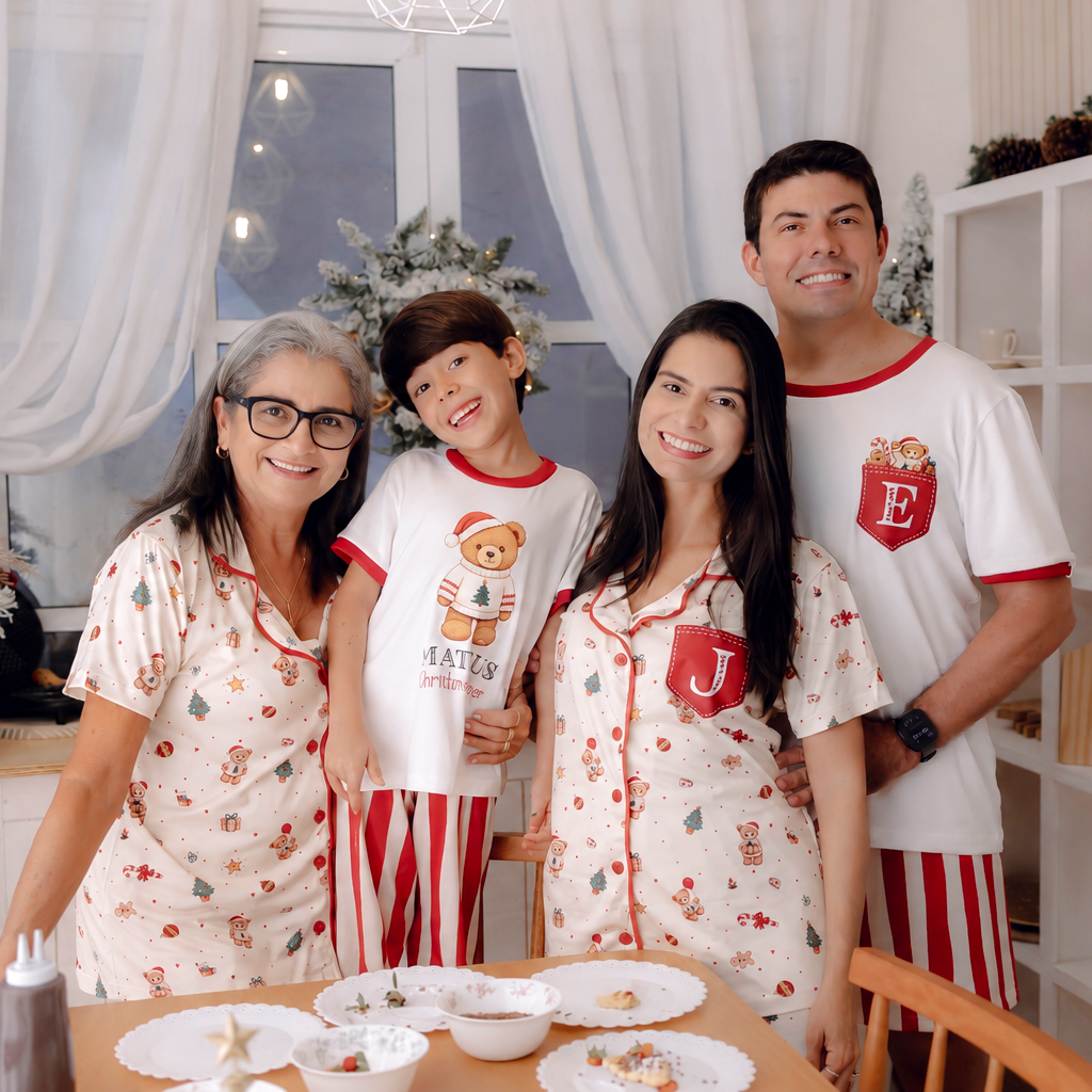 Avó, filho, mãe e pai com pijamas de modelos diferentes da coleção